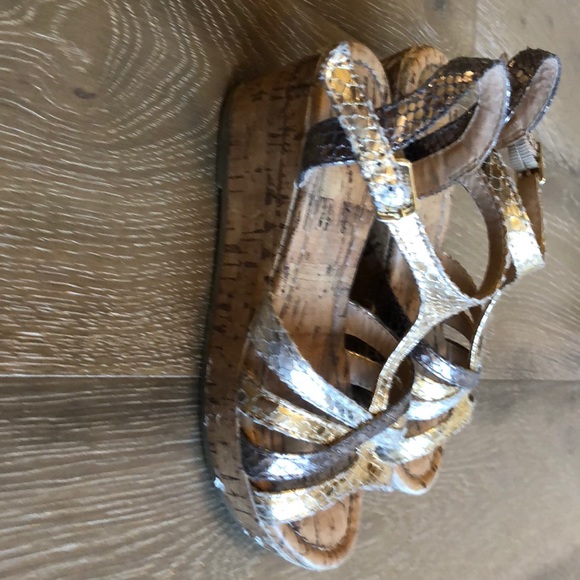 Girl’s Cat & Jack wedges - Picture 2 of 3